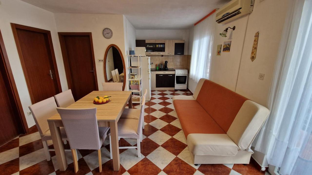 Apartments With A Parking Space Mavarstica, Ciovo - 12435 Trogir Bagian luar foto